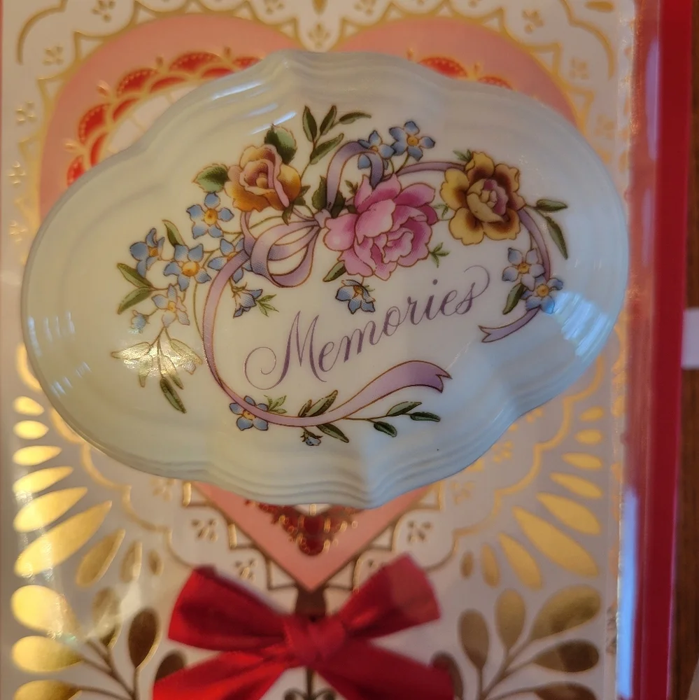 1983 Avon Memories Trinket Box w/ 